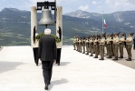 Il Presidente Mattarella depone una corona di alloro alla Campana “Maria Dolens”