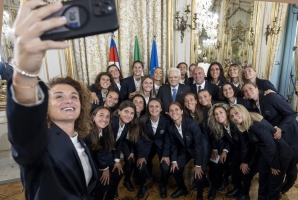 Il Presidente Sergio Mattarella con la Nazionale di calcio femminile partecipante ai Campionati Europei 2025