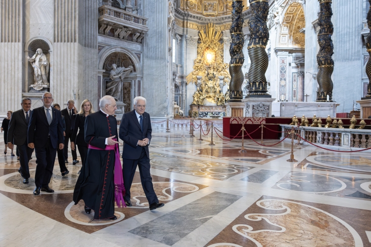 Il Presidente Sergio Mattarella con Mons. Leonardo Sapienza, Reggente della Prefettura della Casa Pontificia, nella Basilica di San Pietro in occasione della cerimonia di Canonizzazione dei Beati italiani Pier Giorgio Frassati e Carlo Acutis 
