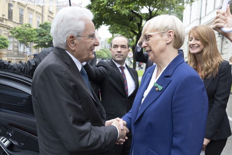 Il Presidente Mattarella viene accolto al Palazzo Presidenziale da Nataša Pirc Musar, Presidente della Repubblica di Slovenia, in occasione della Visita Ufficiale
