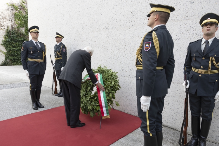 Il Presidente Mattarella a Piazza del Congresso di Lubiana depone una corona al Monumento ai Caduti di tutte le guerre, in occasione della visita Ufficiale nella Repubblica di Slovenia  
