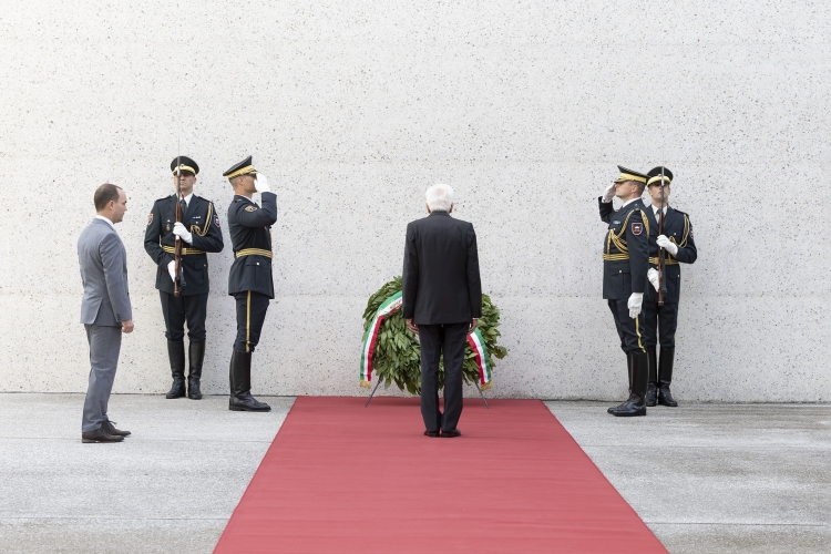 Il Presidente Mattarella a Piazza del Congresso di Lubiana depone una corona al Monumento ai Caduti di tutte le guerre, in occasione della visita Ufficiale nella Repubblica di Slovenia  