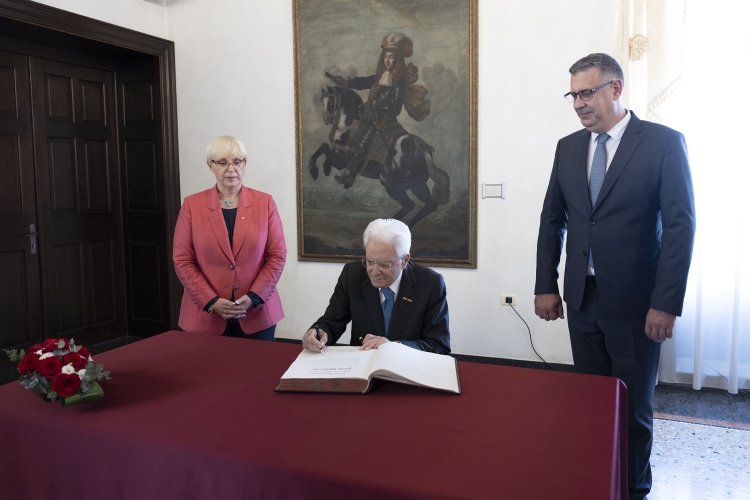 Il Presidente della Repubblica, Sergio Mattarella, a Palazzo Pretorio, accolto dal Sindaco della Città di Capodistria, Aleš Bržan

