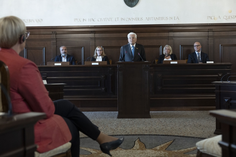 Il Presidente della Repubblica, Sergio Mattarella, a Palazzo Pretorio, durante il suo intervento alla Riunione solenne del Consiglio comunale di Capodistria 


