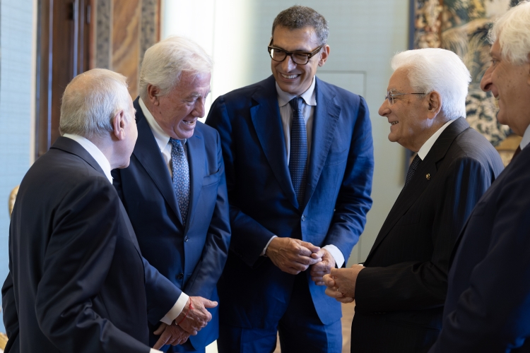 Il Presidente della Repubblica Sergio Mattarella con Gianni Letta, Presidente della Giuria del Premio "Le Maschere del Teatro Italiano", con Luca De Fusco, Direttore artistico della Fondazione del Teatro di Roma, Francesco Siciliano Presidente della Fondazione del Teatro di Roma
