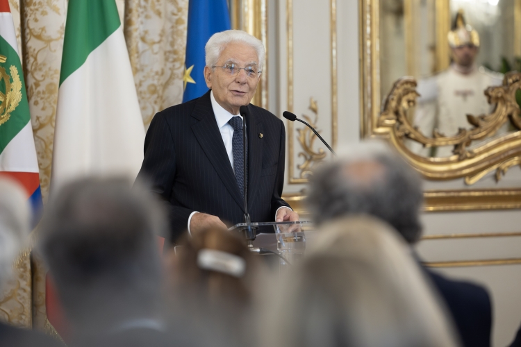 Il Presidente Sergio Mattarella in occasione dell'incontro con i finalisti e la giuria del Premio "Le Maschere del Teatro Italiano"

