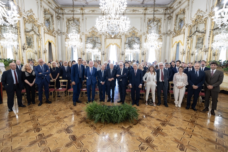 Il Presidente Sergio Mattarella in occasione dell'incontro con i finalisti e la giuria del Premio "Le Maschere del Teatro Italiano"
