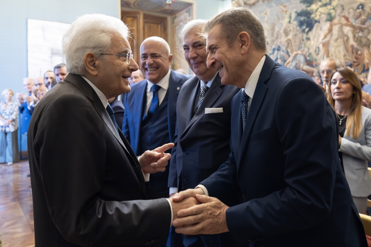 Il Presidente della Repubblica Sergio Mattarella saluta Ezio Greggio in occasione della cerimonia di consegna del Premio Burgio 
