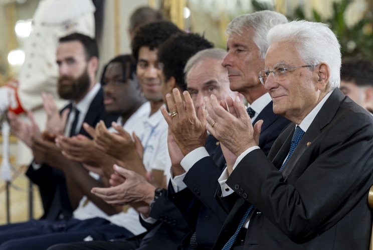 Il Presidente Sergio Mattarella con Andrea Abodi, Ministro per lo Sport e i Giovani, in occasione dell'incontro con la nazionale femminile di pallacanestro vincitrice della medaglia di bronzo e con la nazionale maschile under 20 vincitrice della medaglia d’oro ai campionati europei 2025