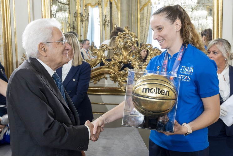 Il Presidente Sergio Mattarella con Laura Spreafico, Capitano della Nazionale italiana femminile di pallacanestro