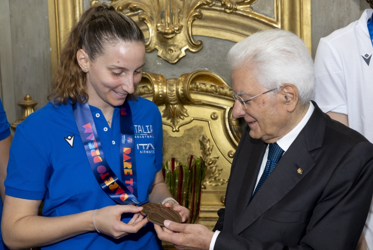 Il Presidente Sergio Mattarella con Laura Spreafico, Capitano della Nazionale italiana femminile di pallacanestro