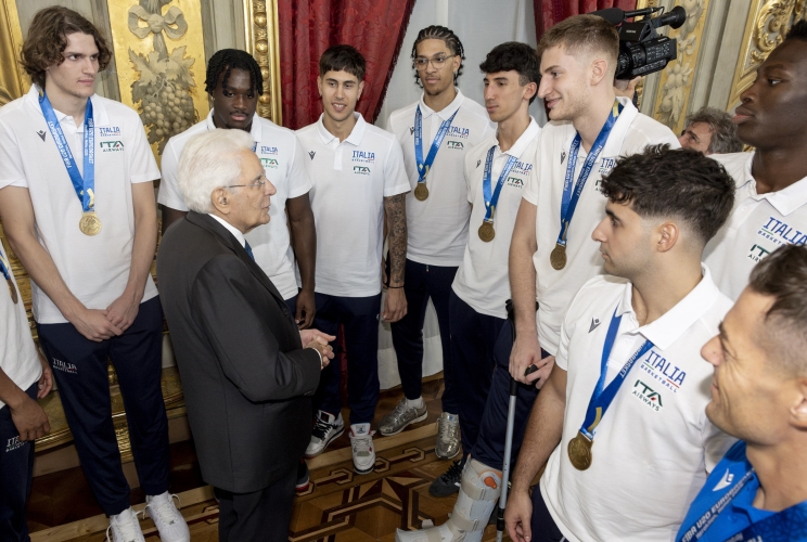 Il Presidente Sergio Mattarella al termine dell'incontro con la nazionale maschile under 20 vincitrice della medaglia d’oro ai campionati europei 2025