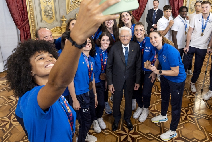 Il Presidente Sergio Mattarella al termine dell'incontro con la nazionale femminile di pallacanestro vincitrice della medaglia di bronzo