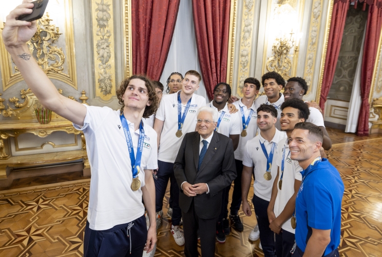 Il Presidente Sergio Mattarella al termine dell'incontro con la nazionale maschile under 20 vincitrice della medaglia d’oro ai campionati europei 2025