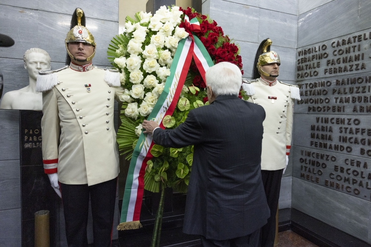 Il Presidente della Repubblica Sergio Mattarella depone una corona di fiori al Sacrario dedicato alle vittime dell’esplosione della fabbrica del tritolo del 29 gennaio 1938
