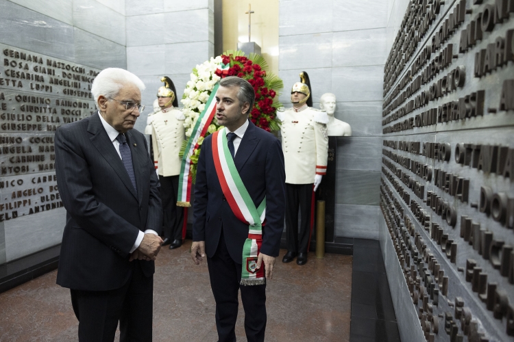 Il Presidente della Repubblica Sergio Mattarella depone una corona di fiori al Sacrario dedicato alle vittime dell’esplosione della fabbrica del tritolo del 29 gennaio 1938
