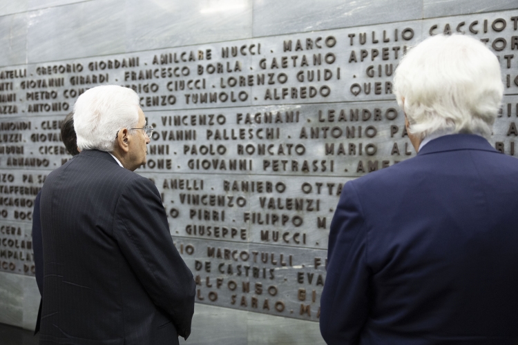 Il Presidente della Repubblica Sergio Mattarella depone una corona di fiori al Sacrario dedicato alle vittime dell’esplosione della fabbrica del tritolo del 29 gennaio 1938
