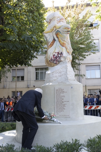 Il Presidente della Repubblica Sergio Mattarella depone un mazzo di fiori al Monumento dedicato a Willy Monteiro Duarte
