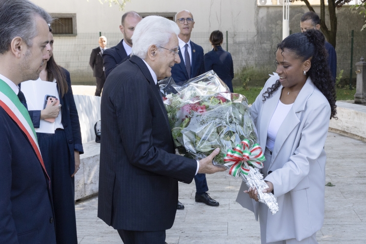 Milena Monteiro Duarte consegna al Presidente della Repubblica Sergio Mattarella un mazzo di fiori da deporre alla base del monumento dedicato a Willy
