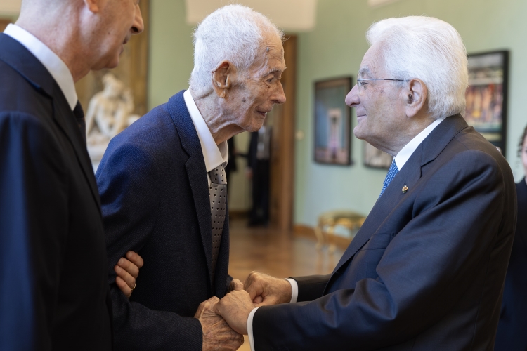 Il Presidente della Repubblica Sergio Mattarella saluta Abramo Rossi ex Carabiniere internato nei campi e testimone della prigionia
