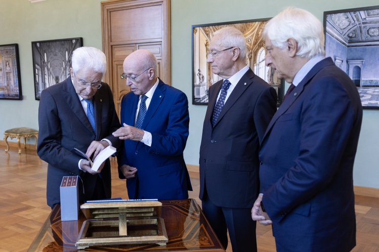 Il Presidente della Repubblica Sergio Mattarella con Nicola Mattoscio, Presidente dell’Associazione nazionale reduci dalla prigionia, dall’internamento e dalla Guerra di Liberazione – ANRP, e con Luciano Zani, storico e coordinatore del Comitato organizzatore - Presidente vicario dell’ANRP
