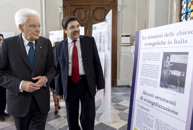 Il Presidente Sergio Mattarella con il Past. Luca Anziani, Presidente dell’Opera per le chiese evangeliche metodiste in Italia, in occasione della cerimonia per i 130 anni dall’inaugurazione del Tempio della Chiesa metodista di Roma