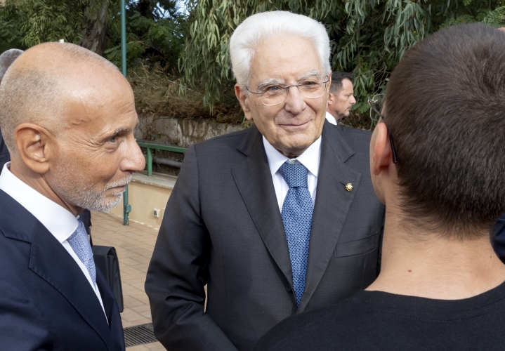 Il Presidente  Mattarella con Gianluca Guida, Direttore dell’Istituto penale per i minorenni di Nisida in occasione della cerimonia di inaugurazione dell’anno scolastico 2025-2026
