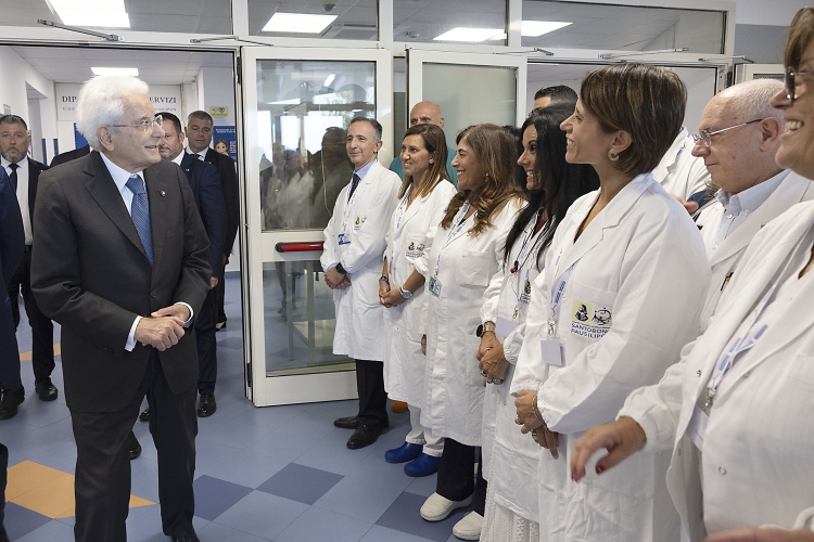 Il Presidente  Mattarella saluta una rappresentanza del personale medico dell'Ospedale pediatrico Santobono-Pausilipon 
