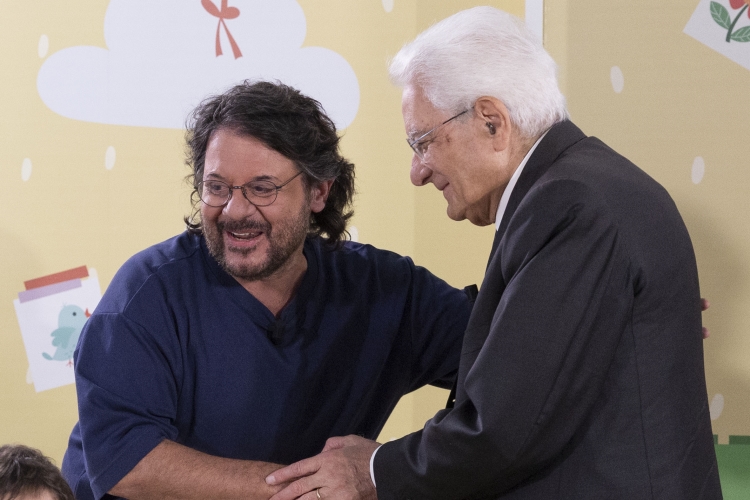 Il Presidente Mattarella all'Ospedale pediatrico Santobono-Pausilipon saluta “Lillo”, attore e comico italiano
