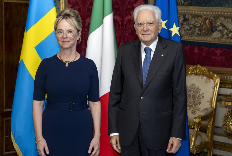 Il Presidente Sergio Mattarella con S.E. la Signora Karin HÖGLUND,	nuovo Ambasciatore del Regno di Svezia, in occasione della presentazione delle Lettere credenziali