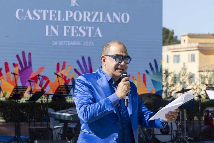  Un momento della  alla cerimonia di chiusura delle iniziative di carattere sociale, condotta da Stefano “Elio” Belisari 