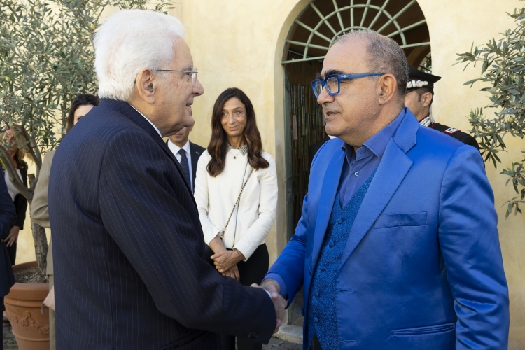 Il Presidente della Repubblica Sergio Mattarella con Elio, conduttore della cerimonia di chiusura delle iniziative a carattere sociale