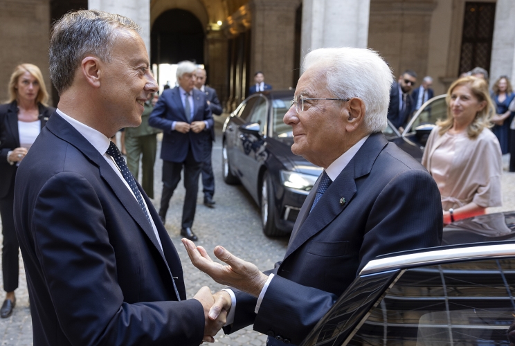 Il Presidente Sergio Mattarella a Palazzo Farnese accolto da S.E. il Sig. Martin Briens, Ambasciatore di Francia in Italia, in occasione della cerimonia per i 150 anni dall’istituzione dell’Ambasciata di Francia e dell’École Française de Rome