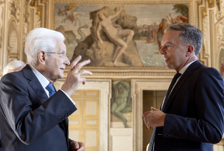 Il Presidente Sergio Mattarella e S.E. il Sig. Martin Briens, Ambasciatore di Francia in Italia, a Palazzo Farnese,  in occasione della cerimonia per i 150 anni dall’istituzione dell’Ambasciata di Francia e dell’École Française de Rome