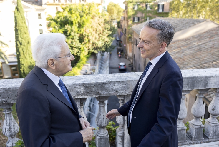 Il Presidente Sergio Mattarella e S.E. il Sig. Martin Briens, Ambasciatore di Francia in Italia, a Palazzo Farnese,  in occasione della cerimonia per i 150 anni dall’istituzione dell’Ambasciata di Francia e dell’École Française de Rome
