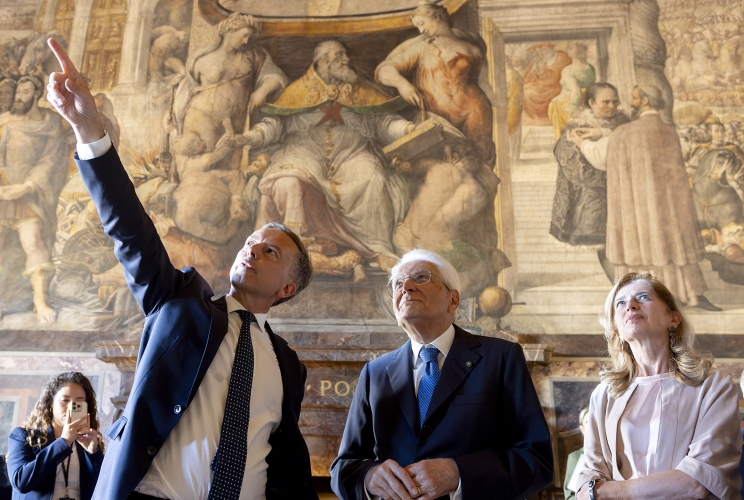 Il Presidente Sergio Mattarella, la Sig.ra Laura e S.E. il Sig. Martin Briens, Ambasciatore di Francia in Italia, a Palazzo Farnese,  in occasione della cerimonia per i 150 anni dall’istituzione dell’Ambasciata di Francia e dell’École Française de Rome