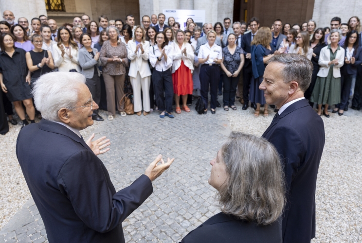 Il Presidente Sergio Mattarella e S.E. il Sig. Martin Briens, Ambasciatore di Francia in Italia, a Palazzo Farnese,  in occasione della cerimonia per i 150 anni dall’istituzione dell’Ambasciata di Francia e dell’École Française de Rome salutano i dipendenti dell'Ambasciata