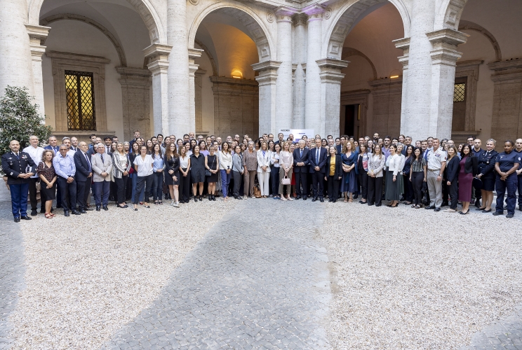 Il Presidente Sergio Mattarella e S.E. il Sig. Martin Briens, Ambasciatore di Francia in Italia, a Palazzo Farnese,  in occasione della cerimonia per i 150 anni dall’istituzione dell’Ambasciata di Francia e dell’École Française de Rome con i dipendenti dell'Ambasciata