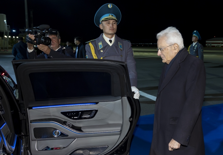 Il Presidente della Repubblica Sergio Mattarella al suo arrivo ad Astana, in occasione della visita ufficiale in Kazakhstan
