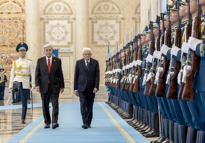 Il Presidente della Repubblica Sergio Mattarella e il Presidente della Repubblica del Kazakhstan, Kassym-Jomart Tokayev, ricevono gli onori militari