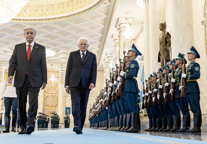 Il Presidente della Repubblica Sergio Mattarella e il Presidente della Repubblica del Kazakhstan, Kassym-Jomart Tokayev, ricevono gli onori militari