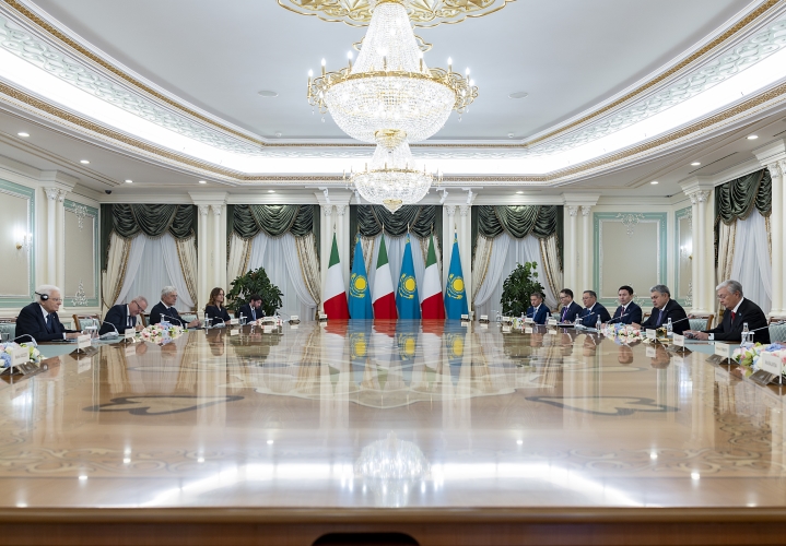 Il Presidente della Repubblica Sergio Mattarella e il Presidente della Repubblica del Kazakhstan, Kassym-Jomart Tokayev, nel corso dei colloqui allargati alle rispettive delegazioni
