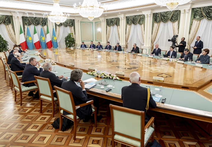  Il Presidente della Repubblica Sergio Mattarella e il Presidente della Repubblica del Kazakhstan, Kassym-Jomart Tokayev, nel corso dei colloqui allargati alle rispettive delegazioni
