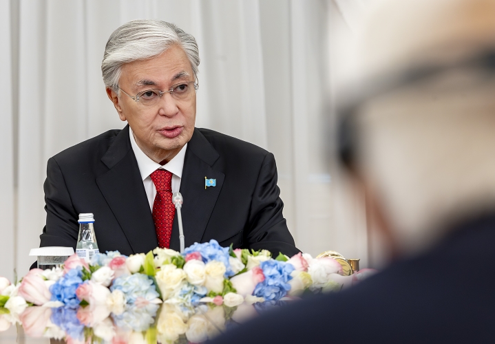Il Presidente della Repubblica Sergio Mattarella e il Presidente della Repubblica del Kazakhstan, Kassym-Jomart Tokayev, nel corso dei colloqui allargati alle rispettive delegazioni
