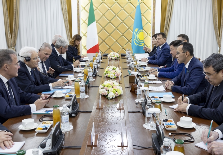 Il Presidente della Repubblica Sergio Mattarella con il Presidente del Senato, Maulen Ashimbayev