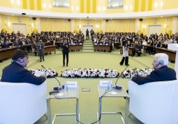 Il Presidente della Repubblica Sergio Mattarella risponde alle domande di alcuni studenti, in occasione della visita all'Accademia Nazionale per la Pubblica Amministrazione
