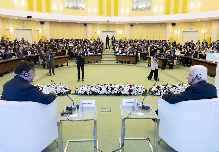 Il Presidente della Repubblica Sergio Mattarella risponde alle domande di alcuni studenti, in occasione della visita all'Accademia Nazionale per la Pubblica Amministrazione