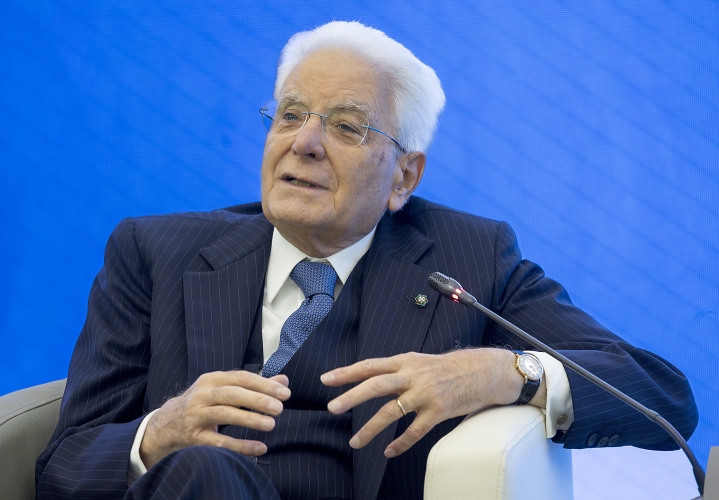 Il Presidente della Repubblica Sergio Mattarella risponde alle domande di alcuni studenti, in occasione della visita all'Accademia Nazionale per la Pubblica Amministrazione