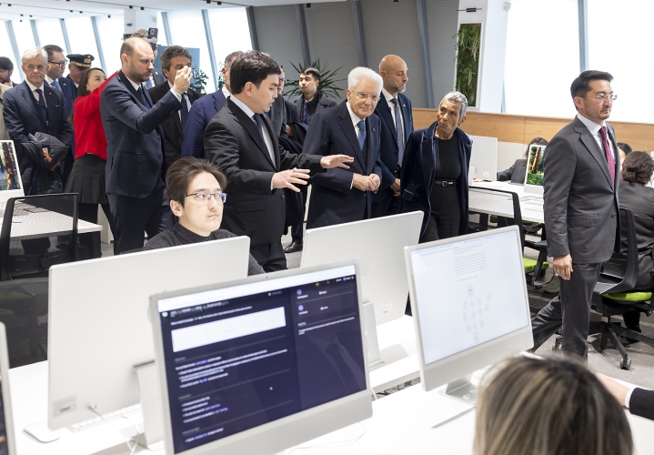 Il Presidente della Repubblica Sergio Mattarella nel corso della visita al Centro Astana IT-HUB
