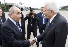 Il Presidente della Repubblica Sergio Mattarella al suo arrivo all'aeroporto di Baku, accolto dal Primo Vice Primo Ministro, Yagub Eyyubov
